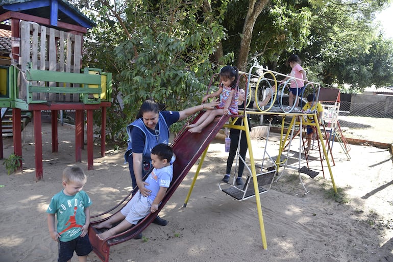 Niños desde los 4 años en el parque infantil de la escuela.