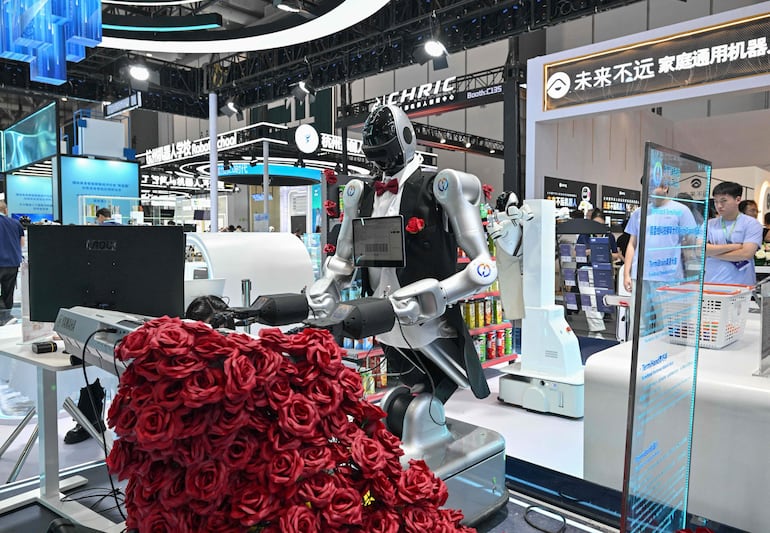 Un robot de TermiTech toca el piano durante la Conferencia Mundial de Robótica 2026, en Pekín, el 19 de agosto de 2026.