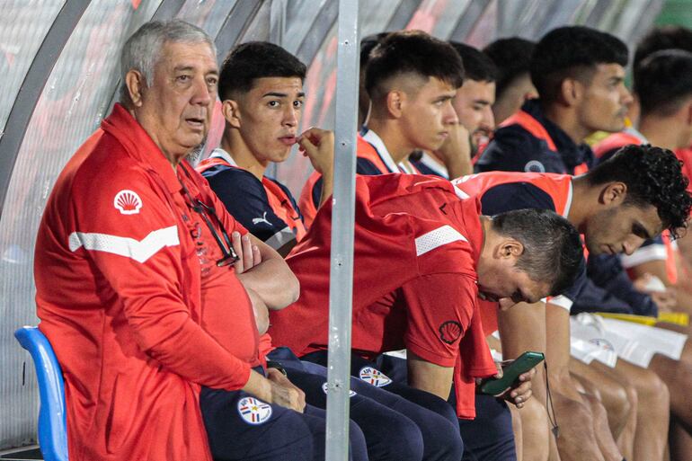 El entrenador Carlos Jara (i) de Paraguay Sub 23 dirige hoy a sus jugadores contra Uruguay Sub 23, durante un amistoso de preparación al Preolímpico 2024, en el Estadio Domingo Burgueño Miguel en Maldonado (Uruguay). 
