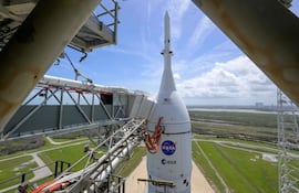 Esta imagen distribuida por la NASA muestra el cohete Space Launch System (SLS) de la misión Artemis II y la nave espacial Orion sobre una plataforma de lanzamiento móvil en el Complejo de Lanzamiento 39B, el 30 de marzo de 2026, en el Centro Espacial Kennedy de la NASA, en Florida.