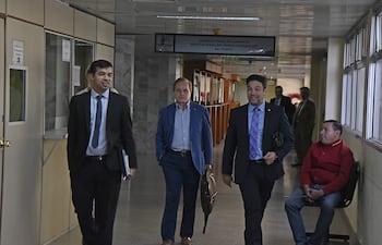 Dany Durand (c), uno de los imputados en la causa Mocipar, junto a su abogado, Óscar Tuma (d).