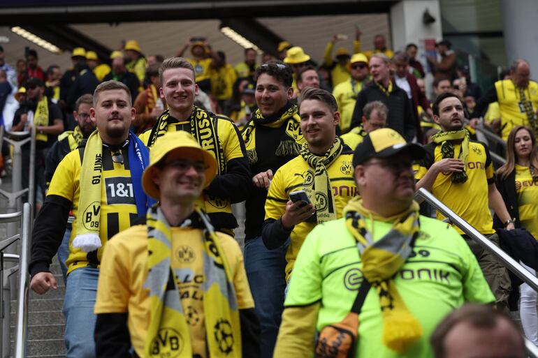 Los aficionados en los alrededores del estadio de Wembley antes de la final de la Champions League entre el Borussia Dortmund y el Real Madrid en Londres.