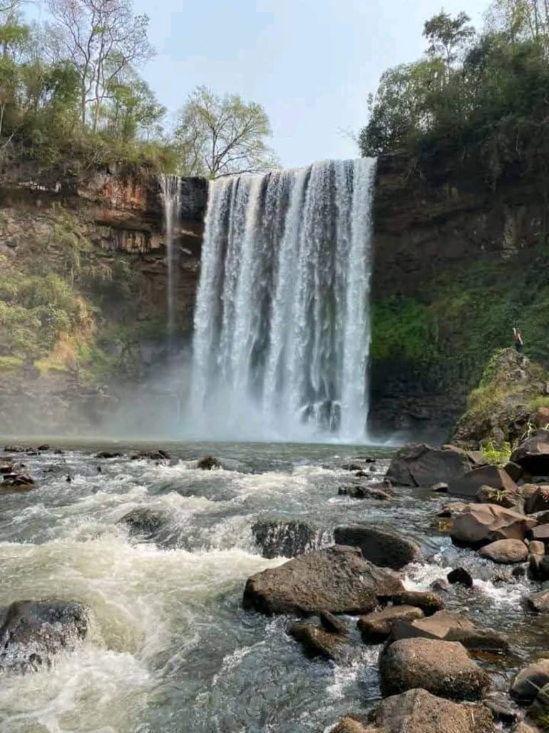 Salto Aguaray: Cascada de gran altura con agua turbulenta y neblina en un entorno rocoso y natural, en Capitán Bado.