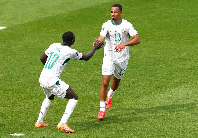 Iliman Ndiaye de Senegal celebra con su compañero de equipo Sadio Mané #10 tras anotar el quinto gol de su selección durante el partido del Grupo I de la Copa Mundial de la FIFA 2026 entre Senegal e Irak en el Toronto Stadium.