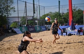 Uno de los tantos juegos de vóleibol playa del circuito en la SND.