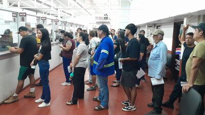 Contribuyentes forman filas para pagar sus tasas vehiculares en la Municipalidad de Ñemby. 