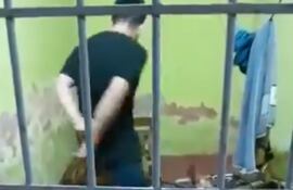 El aspirante comenzó a patear todo lo que encontraba dentro de la celda donde estaba recluido.