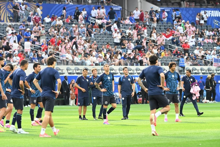 Los jugadores de Paraguay realizando los trabajos precompetitivos en la previa al duelo ante Estados Unidos.