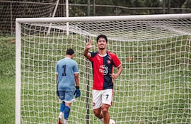 El atacante de Cerro Porteño Tobias Gabriel Portillo Avalos (21 años) celebra el cuarto y último tanto del Ciclón, ante Sportivo Trinidense, por la décima ronda del torneo de la categoría reserva.