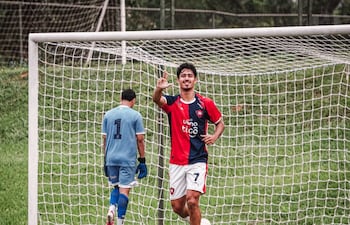 El atacante de Cerro Porteño Tobias Gabriel Portillo Avalos (21 años) celebra el cuarto y último tanto del Ciclón, ante Sportivo Trinidense, por la décima ronda del torneo de la categoría reserva.