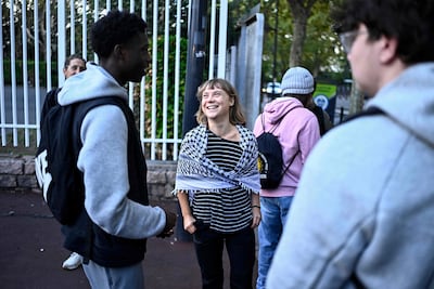 La activista sueca Greta Thunberg conversa con estudiantes mientras se preparan para participar en un bloqueo en el liceo Paul Éluard de Saint-Denis, a las afueras de París, el 13 de octubre de 2026. (Photo by JULIEN DE ROSA / AFP)