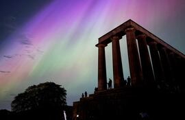 Esta fotografía muestra la aurora boreal durante una tormenta solar sobre el Monumento Nacional de Escocia en Edimburgo.