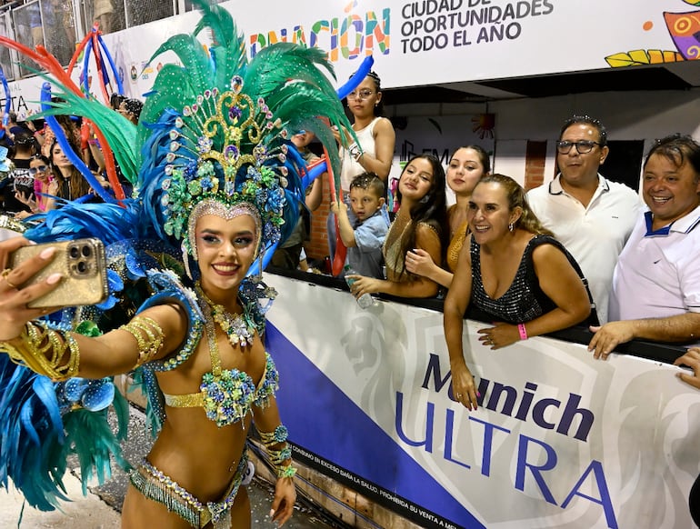 En el sambódromo de Encarnación, la marca acompañó cada noche con activaciones, espacios vip y una presencia pensada para potenciar la fiesta sin interrumpir su esencia.