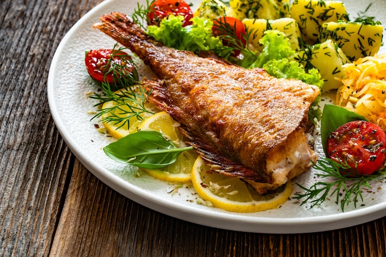 Gallineta nórdica atlántica frita con patatas hervidas y chucrut.