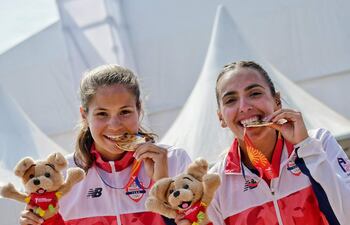 Las voleibolistas Denisse Jemima Álvarez (20 años) y Fiorella Ayelen Núñez (21) conquistaron la última medalla de oro para el Team Paraguay.