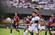 Gustavo Vargas (14), jugador de Olimpia, disputa el balón en el superclásico frente a Cerro Porteño por la sexta fecha del torneo Clausura 2025 de la Primera División de Paraguay en el estadio Antonio Aranda, en Ciudad del Este, Paraguay,
