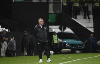 La leyenda, Éver Hugo Almeida (77 años), entrenador de Olimpia.