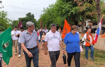 Ermo Rodríguez; el candidato a intendente de Itá por la tercera fuerza Luis Alberto Ruíz y la senadora Esperanza Martínez.