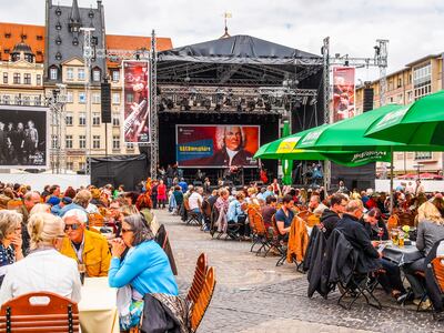 Personas disfrutando del BachFest al aire libre en Leipzig, Alemania.
