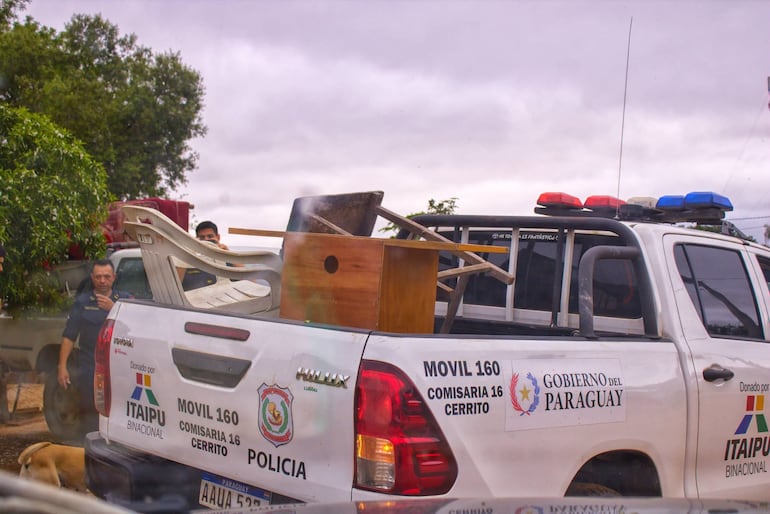 La Policía Nacional ayuda a evacuar a los damnificados de la ciudad de Cerrito.