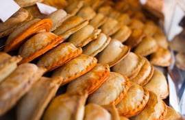 Bandeja con empanadas.