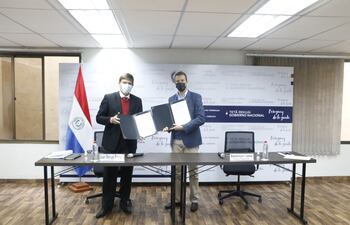 El ministerio de Educación, Juan Manuel Brunetti, y Santiago Llano, de la firma Paraguay Educa, suscribieron convenio de cooperación.