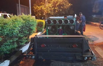 Fueron incautados un automóvil Volkswagen, equipos de audio tipo competencia