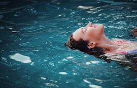 Los químicos de las piscinas pueden causar afecciones en la piel.