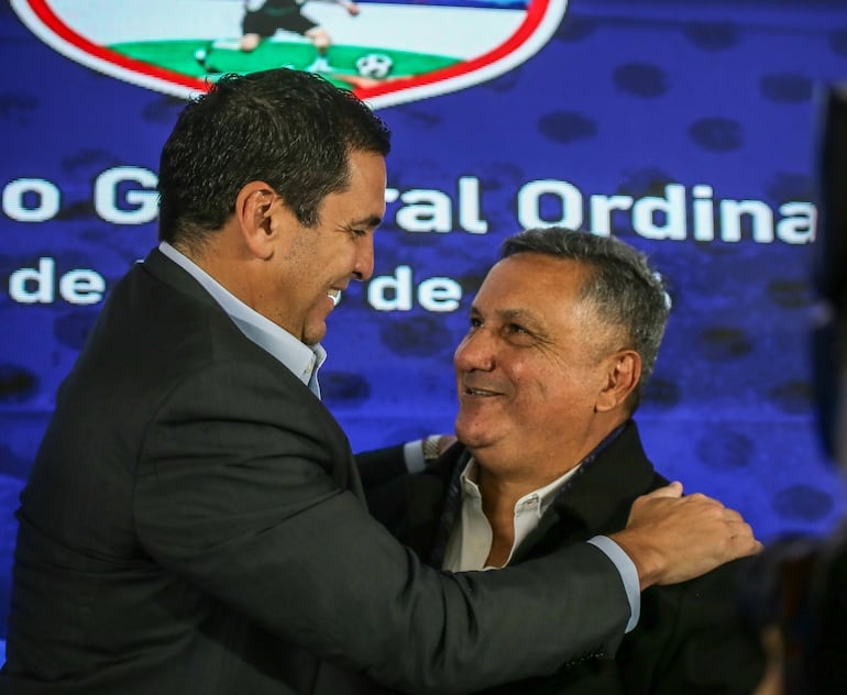 El efusivo saludo del presidente de la Asociación Paraguaya de Fútbol, Robert Harrison, al titular de la UFI, Óscar Ramírez.