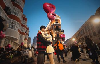 Una pareja se mira frente a Bagong House, un lugar popular entre los jóvenes, en Wuhan, provincia de Hubei, China, en enero de este año. A medida que se acerca el quinto aniversario del confinamiento de 76 días de Wuhan, el 23 de enero de 2025, los orígenes de COVID-19 siguen sin resolverse, y la Organización Mundial de la Salud (OMS) sigue instando a China a que facilite más datos, mientras Pekín insiste en que ha revelado toda la información disponible. La vida en la ciudad de más de 11 millones de habitantes ha vuelto en gran medida a la normalidad, pero los recuerdos de la pandemia persisten para muchos residentes que recuerdan la incertidumbre de los primeros días, la escasez de alimentos y la lucha por encontrar camas de hospital. Los primeros casos surgieron en diciembre de 2019, lo que llevó a un estrictoconfinamiento en Wuhan el 23 de enero de 2020, a medida que aumentaban las infecciones en todo el mundo. La OMS calcula cerca de 800 millones de infecciones y 7 millones de muertes, aunque las cifras varían. El debate sobre los orígenes de COVID-19 continúa, con algunos científicos sospechando de la transmisión de animal a humano, mientras que otros apuntan a un posible incidente relacionado con un laboratorio.