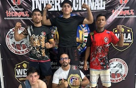 Maestro Jeová Evanilsom en el centro acompañando a sus campeones.