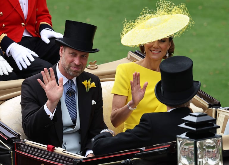 William y Kate Middleton saludan al llegar al segundo día del Royal Ascot. (EFE/EPA/NEIL HALL)
