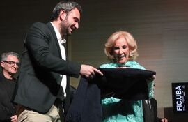 Mirtha Legrand recibiendo feliz su título de Doctor Honoris Causa de la Universidad de Buenos Aires.