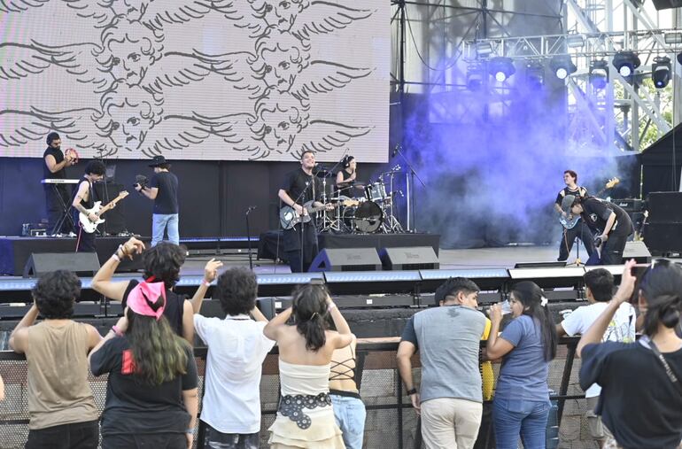 El grupo nacional Bastianes presentó sus nuevos temas. 