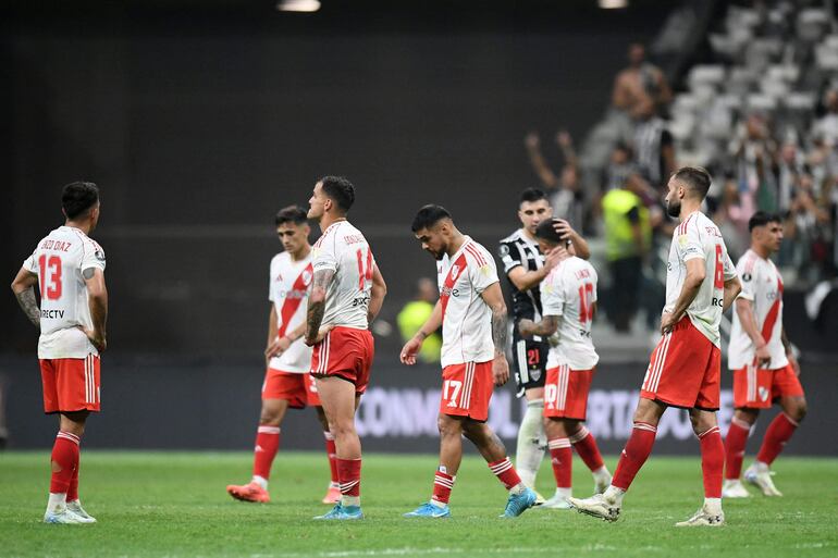 Los jugadores de River Plate reaccionan en un partido contra Atlético Mineiro por las semifinales de la Copa Libertadores 2024 en el estadio Arena MRV, en Belo Horizonte, Brasil.