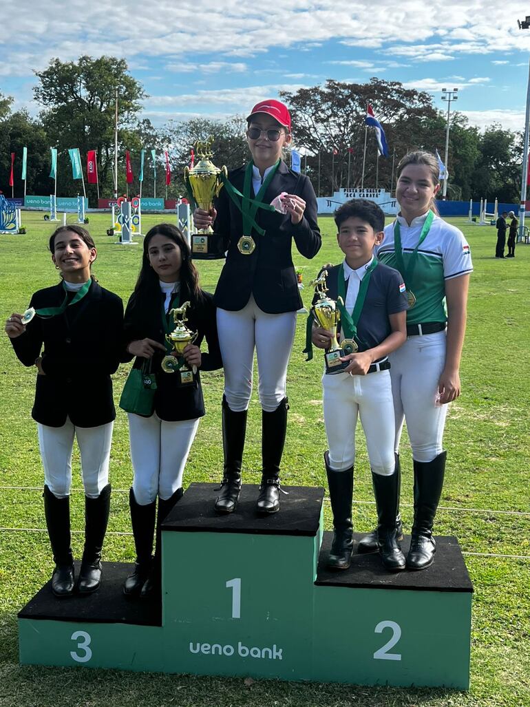 Podio de los representantes del organizador de la fecha, el Centro Ecuestre La Fortaleza.