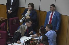 La senadora Lizarella Valliente, el senador Juan Carlos "Nano" Galaverna y Colym Soroka conversan en la sala de sesiones del Senado.