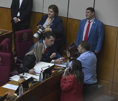 La senadora Lizarella Valliente, el senador Juan Carlos "Nano" Galaverna y Colym Soroka conversan en la sala de sesiones del Senado.