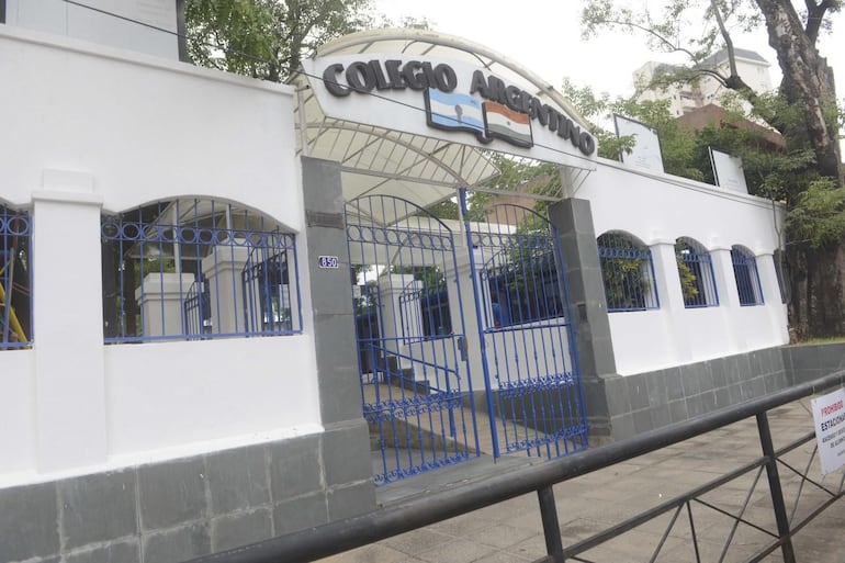 Fachada del Colegio Argentino, institución que cerró sus puertas en 2018.