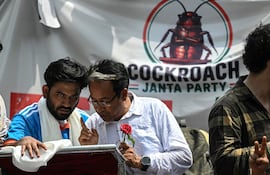 El fundador del Partido Popular Cucaracha (CJP), Abhijeet Dipke (izquierda), conversa con el activista ambiental Sonam Wangchuk durante una protesta por supuestas irregularidades en los exámenes más importantes del país, en Nueva Delhi.