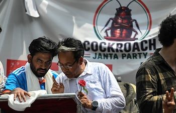 El fundador del Partido Popular Cucaracha (CJP), Abhijeet Dipke (izquierda), conversa con el activista ambiental Sonam Wangchuk durante una protesta por supuestas irregularidades en los exámenes más importantes del país, en Nueva Delhi.