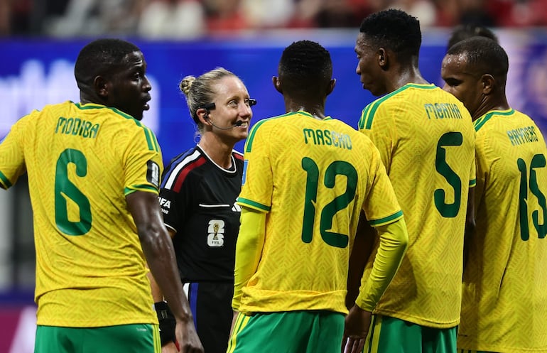 Sonriente, la árbitra estaounidense Tori Penso, frente a los sudafricanos que se disponen a armar la muralla.