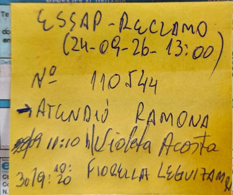 Papel amarillo con anotaciones sobre reclamos de agua, incluyendo nombres y horarios en un entorno administrativo.