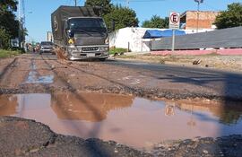 En la imagen se puede observar como un camión de gran porte cae en uno de los baches de la Avda. Laguna Grande.