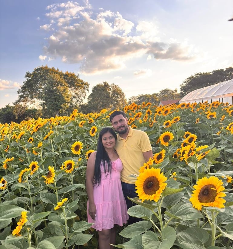 Ceferina Ag&uuml;ero de Ocampos y Samuel Ocampos disfrutan de un paseo entre los girasoles, en un rinc&oacute;n lleno de color y naturaleza de Caacup&eacute;.