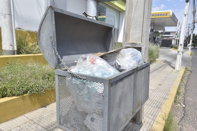 Contenedores de basura también están repletos sobre José Asunción Flores.
