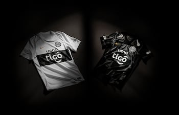 Las camisetas, tanto la titular (blanca), como la alternativa (negra), que utilizará Olimpia para la temporada 2026.