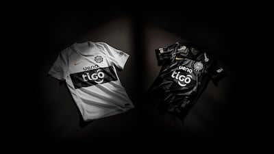Las camisetas, tanto la titular (blanca), como la alternativa (negra), que utilizará Olimpia para la temporada 2026.
