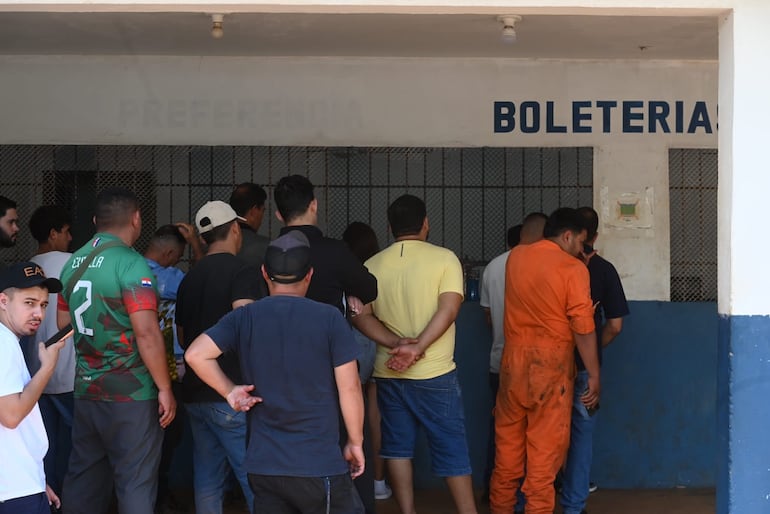 Los hinchas adquieren las entradas para el partido 2 de Mayo vs. Olimpia por la segunda fecha del torneo Apertura 2026 de la Primera División de Paraguay en las boleterías del estadio Río Parapiti, en Pedro Juan Caballero, Paraguay.