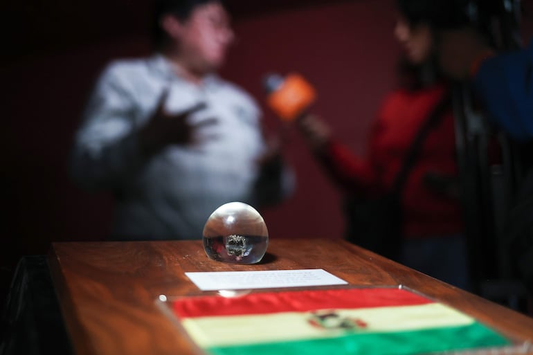 Fotografía que muestra una roca lunar expuesta en el Planetario Max Schrier de la Universidad Mayor de San Andrés este martes, en La Paz (Bolivia). 